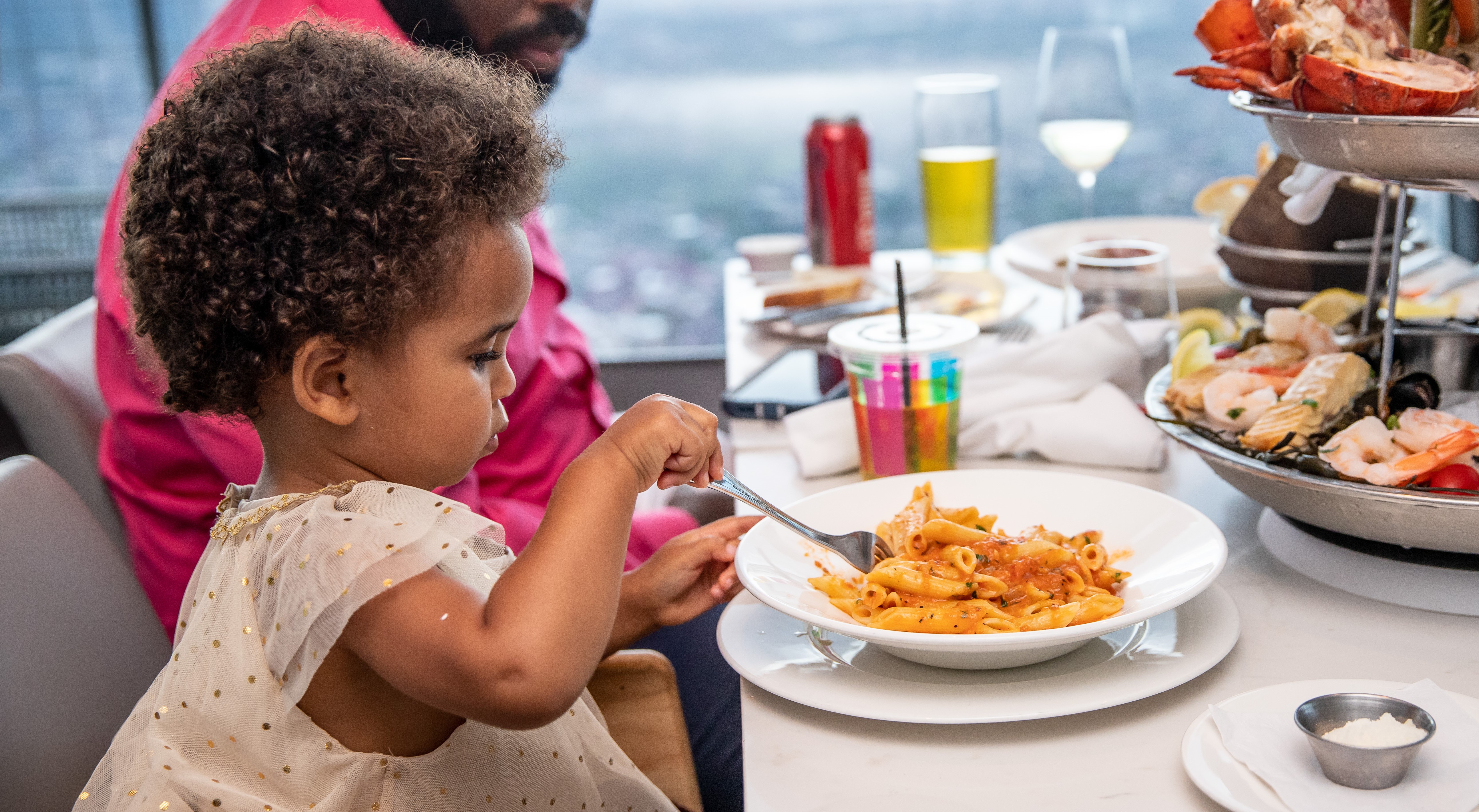 jeune enfant mangeant des pâtes au restaurant 360