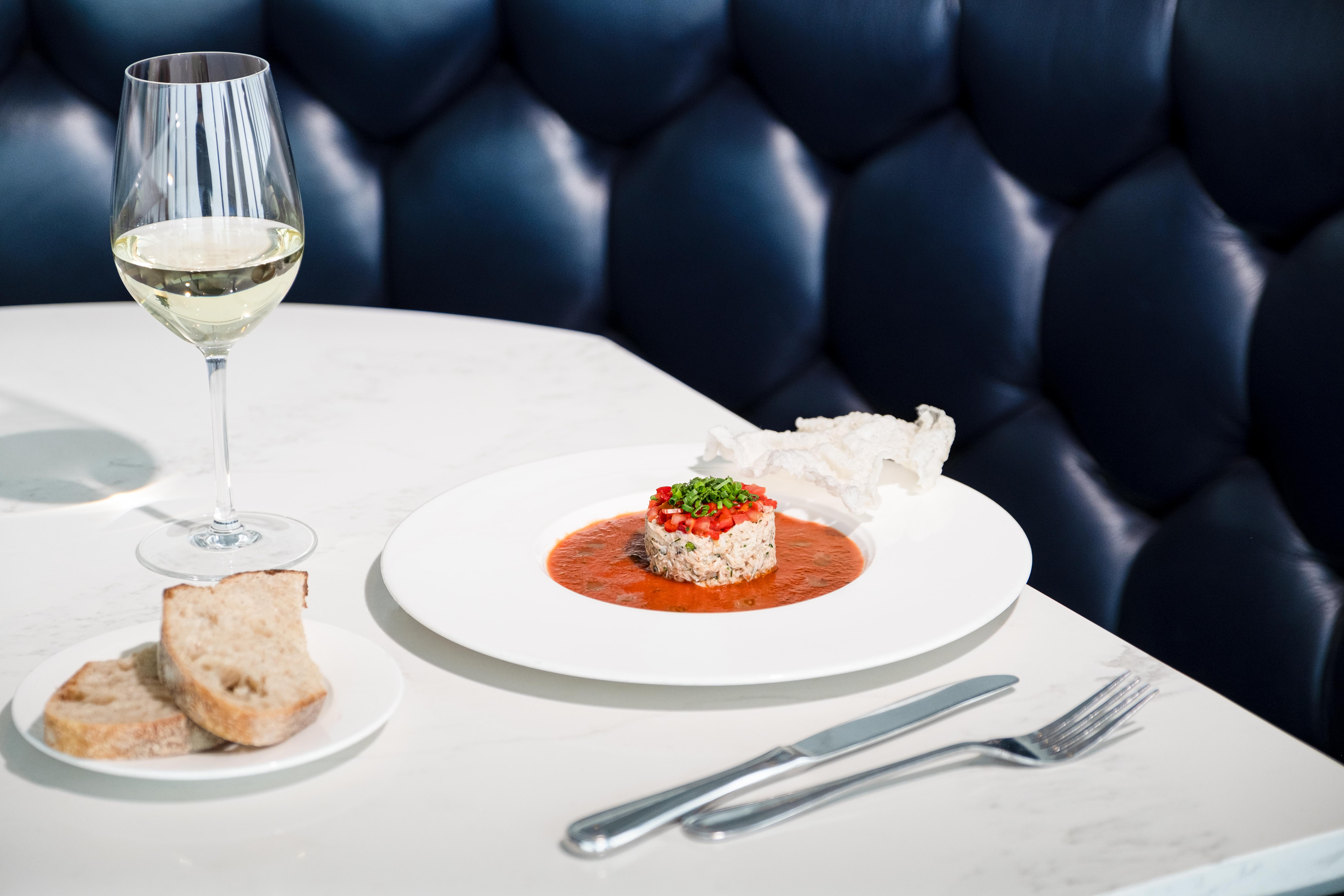 Salade de crabe canadien sur une table au 360