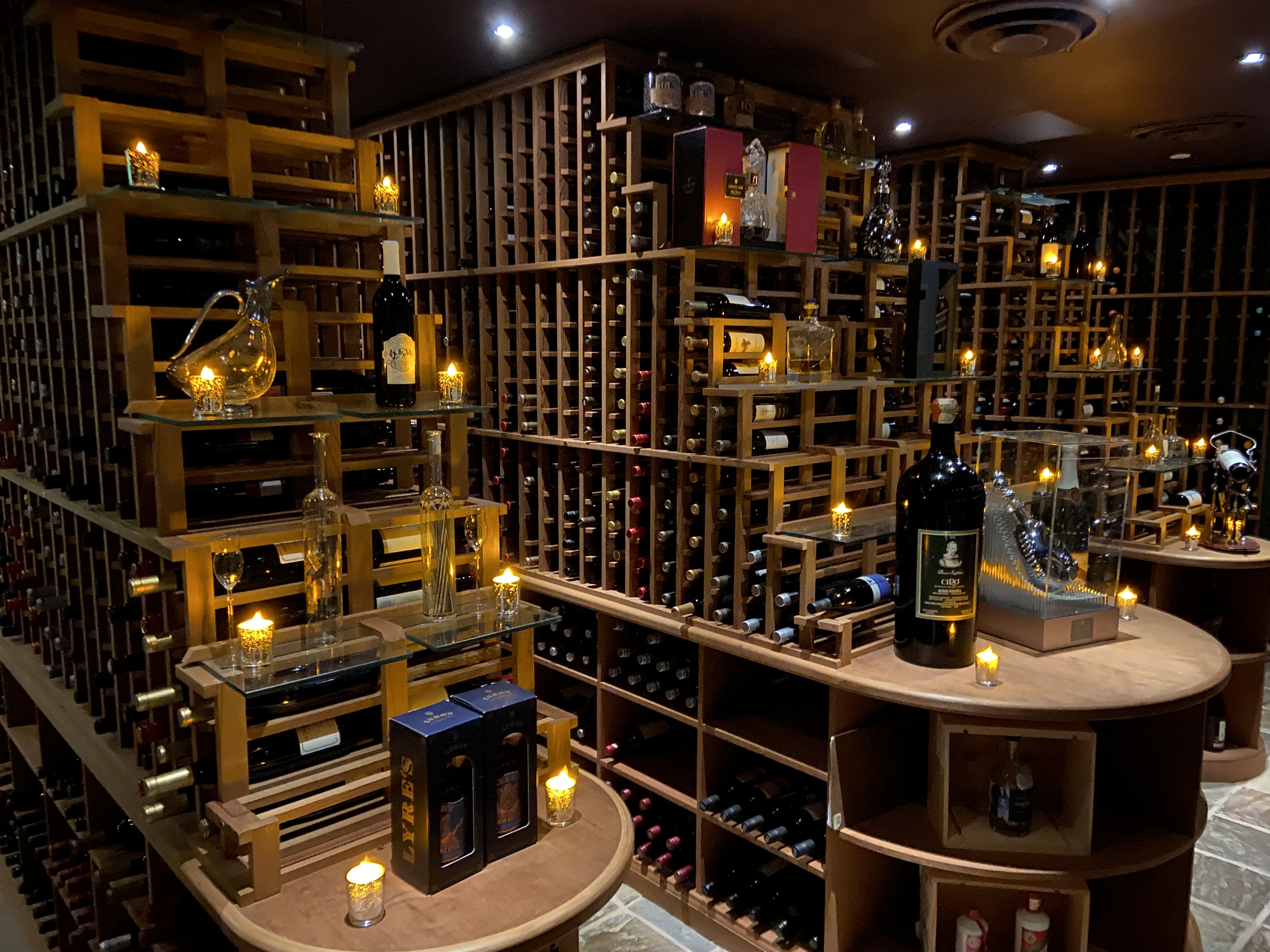 Intérieur de la cave à vin du restaurant 360 le soir