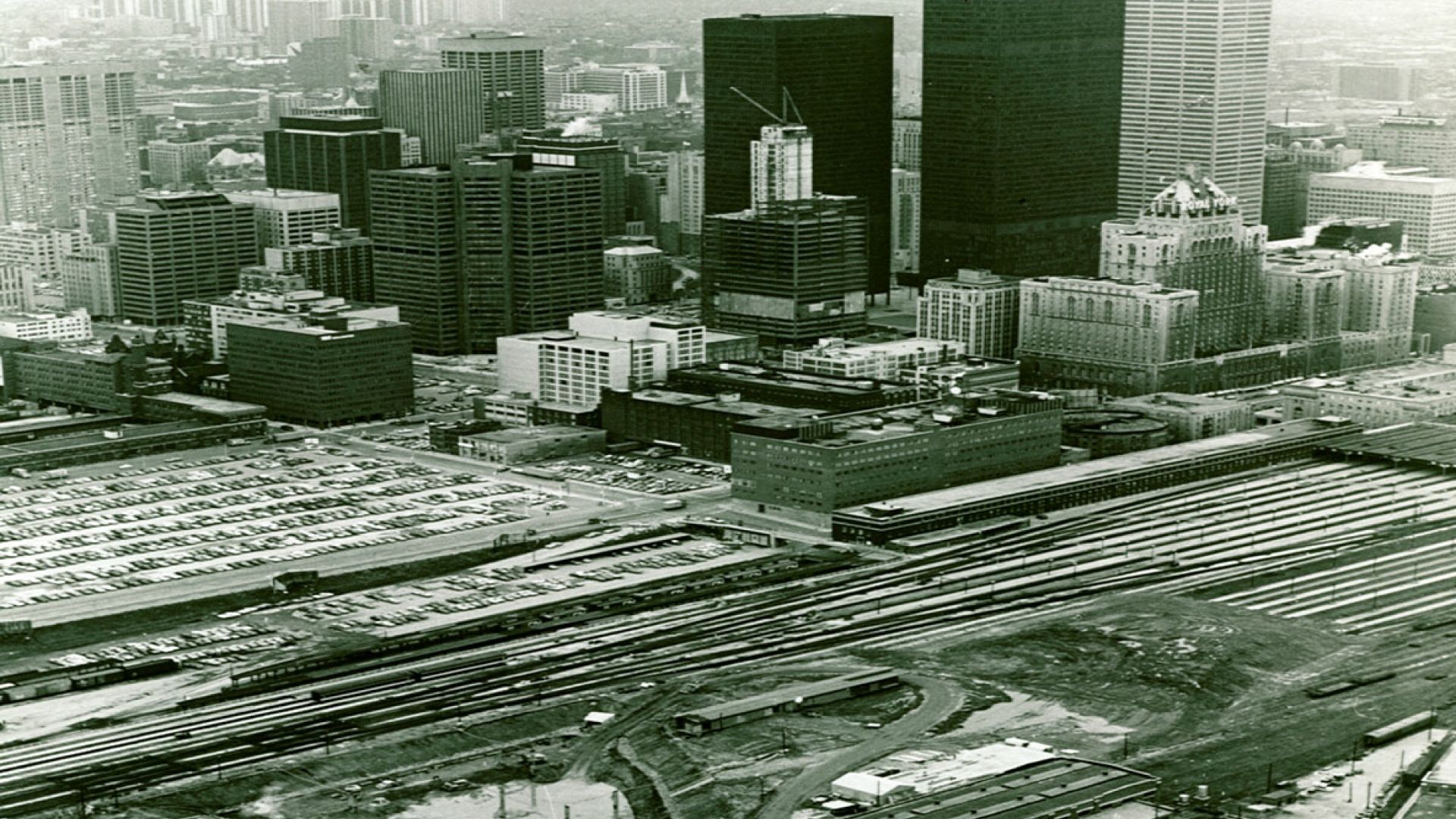 Une vue à vol d’oiseau du chantier de construction de la Tour CN, direction nord-ouest, en mars 1973.