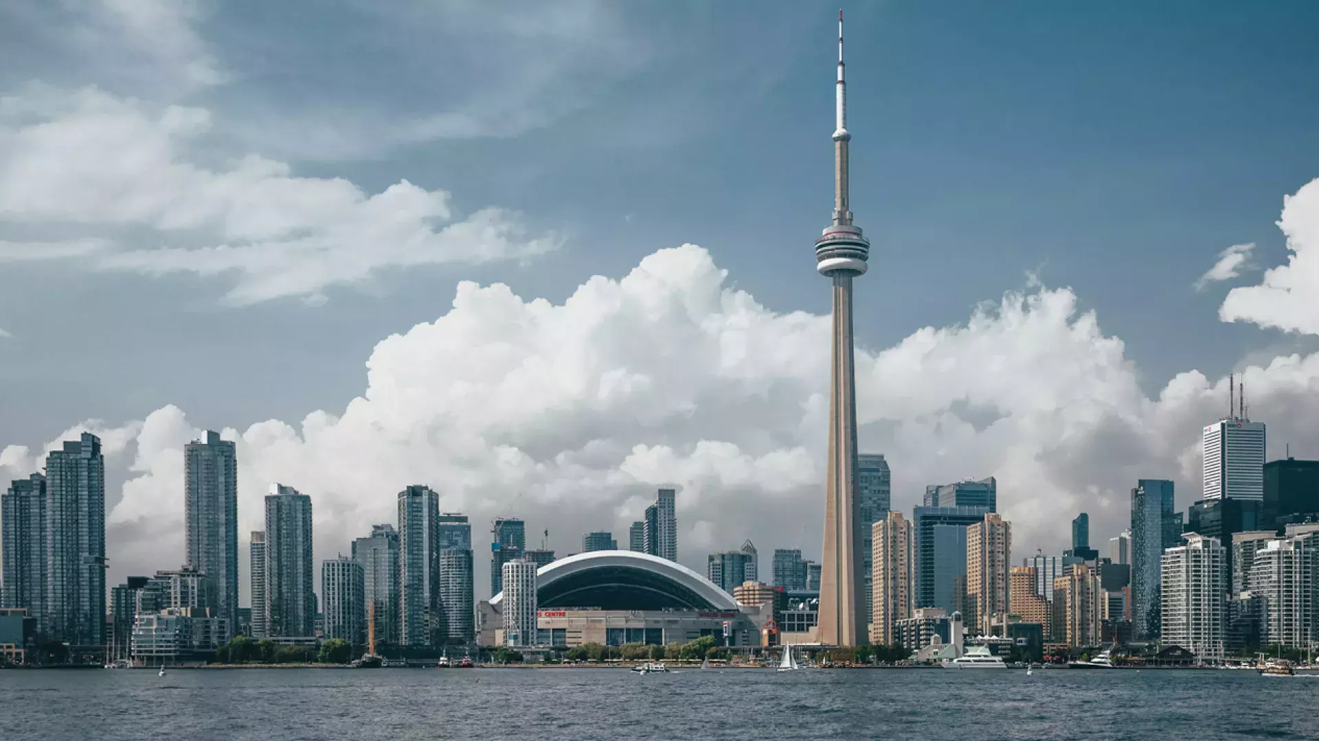 Paysage urbain de Toronto avec des nuages en arrière-plan et un ciel bleu en avant-plan