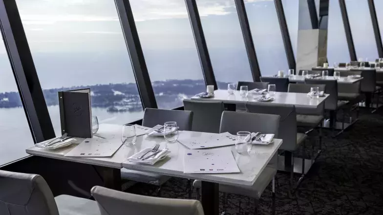 Vue d'une table dressée au restaurant 360, prête à accueillir les visiteurs.