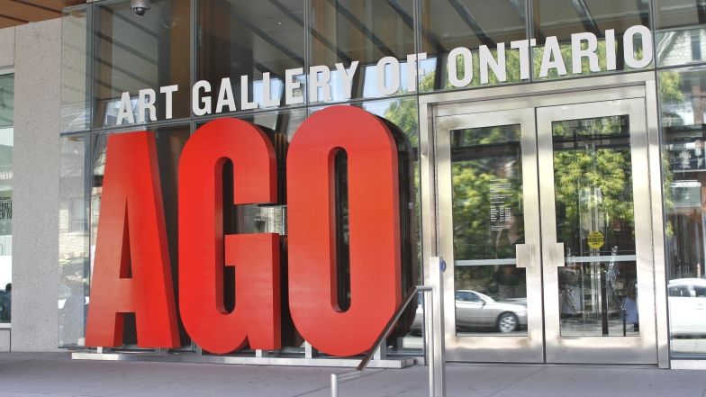 Panneau 3D épelant A G O à l'extérieur des portes d'entrée du Musée des beaux-arts de l'Ontario.