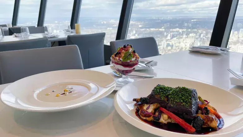Le menu autochtone complet sur une table au 360 surplombant la vue de la ville de Toronto.