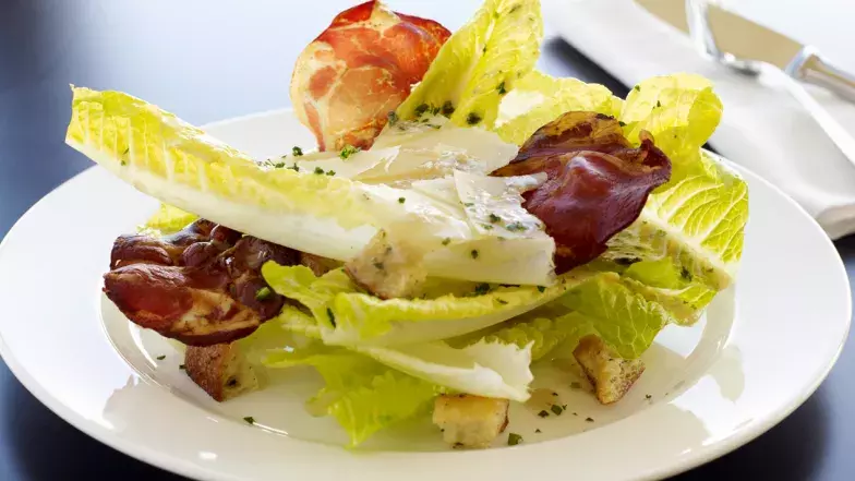 Assiette de laitue, croûtons et viande séchée