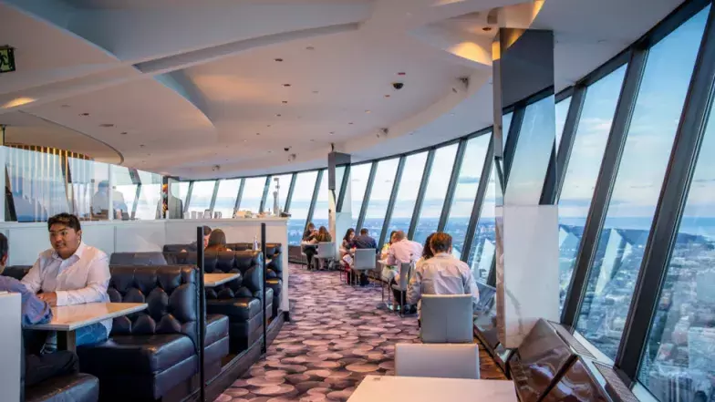 vue de la salle à manger du restaurant 360 avec des invités