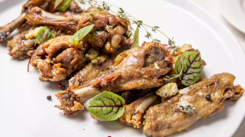 Ailes de canard au miel, à l'ail rôti et au fromage bleu