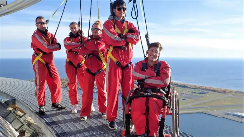 groupe de 5 personnes sur L'HAUT-DA CIEUX, un participant en fauteuil roulant