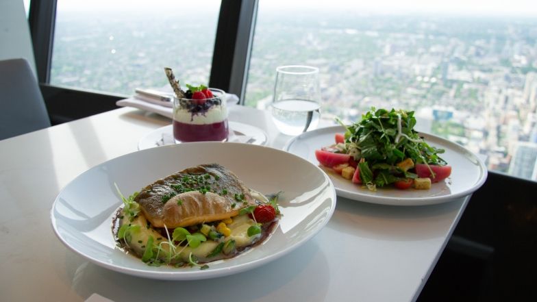 L'ensemble du menu autochtone sur une table su 360 surplombant la vue de la ville de Toronto.