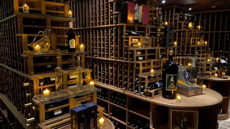 Intérieur de la cave à vin du restaurant 360 le soir