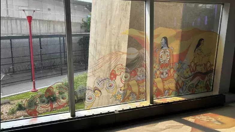Éléments de la murale intitulée Kiinwin Dabaadjmowin, ou "Notre histoire", sous forme de collage de fenêtre à la Tour CN.