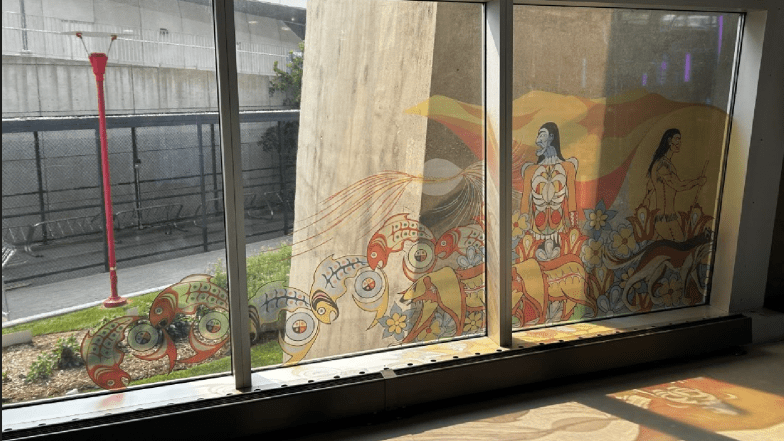 Éléments de la murale intitulée Kiinwin Dabaadjmowin, ou &quot;Notre histoire&quot;, sous forme de collage de fenêtre à la Tour CN.