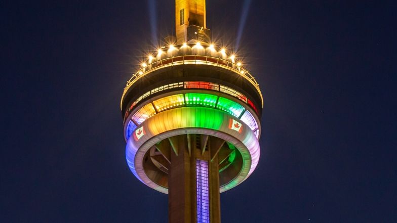 le sommet de la Tour avec des lumières colorées. La cage d'ascenseur est également éclairée