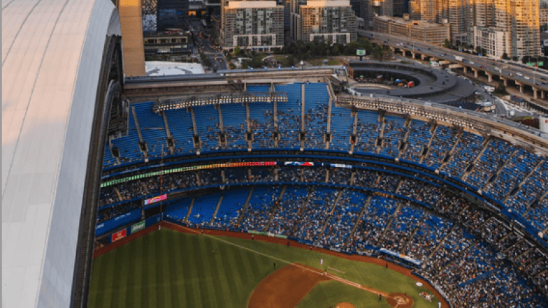 Vue aérienne du terrain de baseball avec le toit ouvert. La foule est dans le stade.