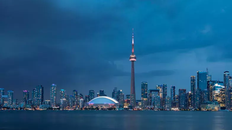 Paysage urbain de Toronto le soir avec la Tour CN illuminée