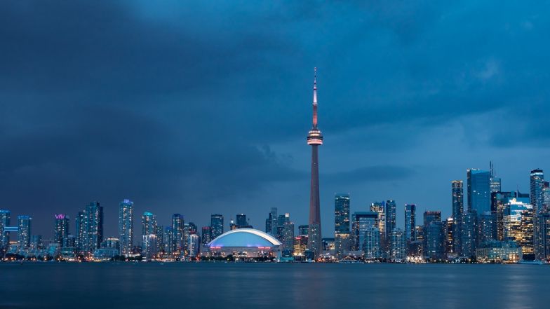 Paysage urbain de Toronto le soir avec la Tour CN illuminée