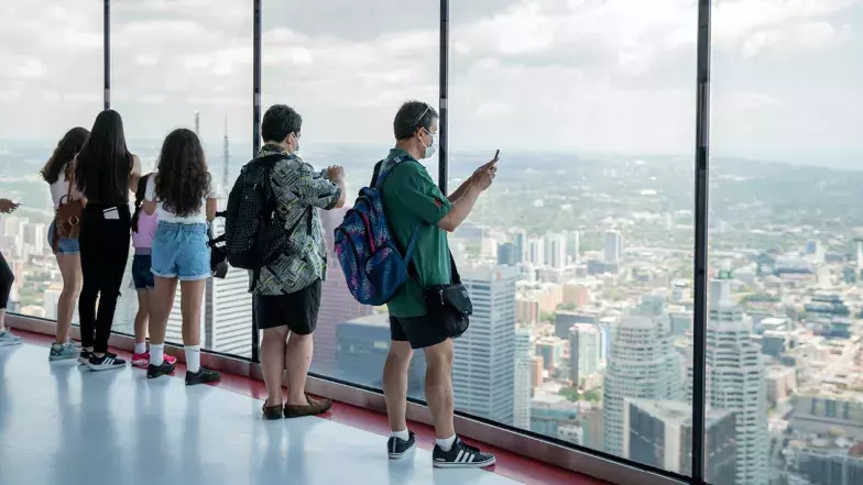 Un groupe de personnes prenant des photos depuis le niveau d'observation principal.