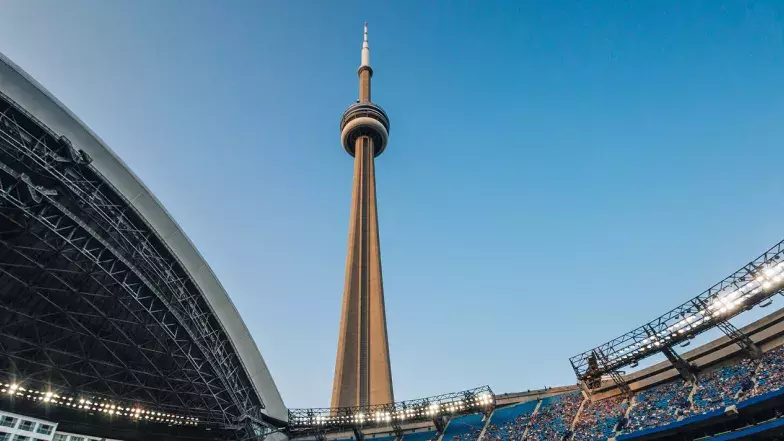 Tour CN vue du stade des Blue Jay's avec le toit ouvert