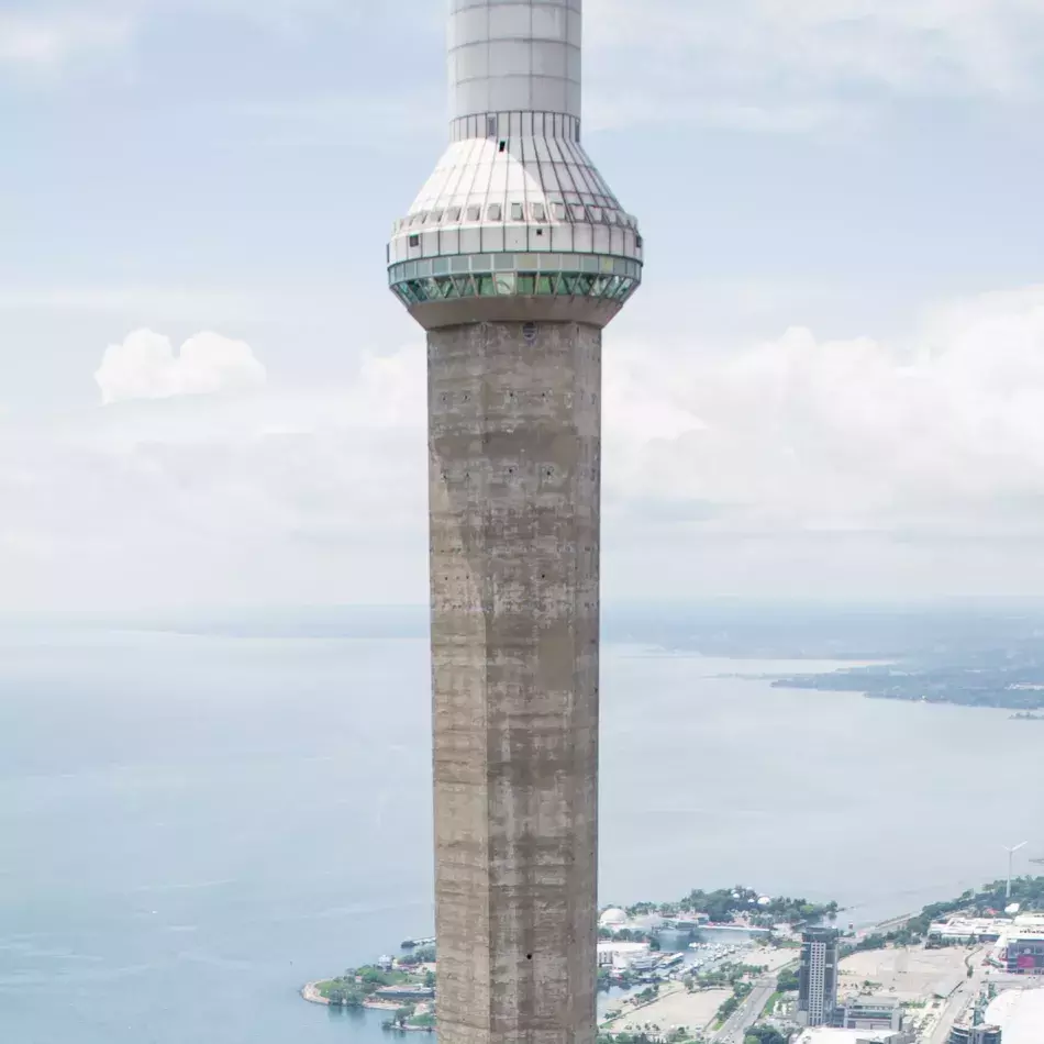 La Nacelle de la Tour CN prise au niveau des yeux. Toronto en dessous et des nuages en arrière-plan.
