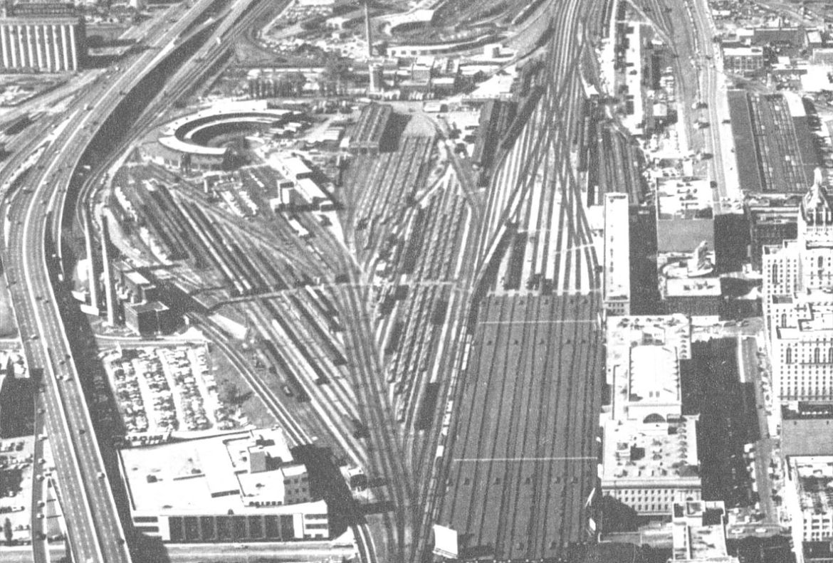 Une vue aérienne de Railway Lands à Toronto, direction ouest, dans les années 1960.