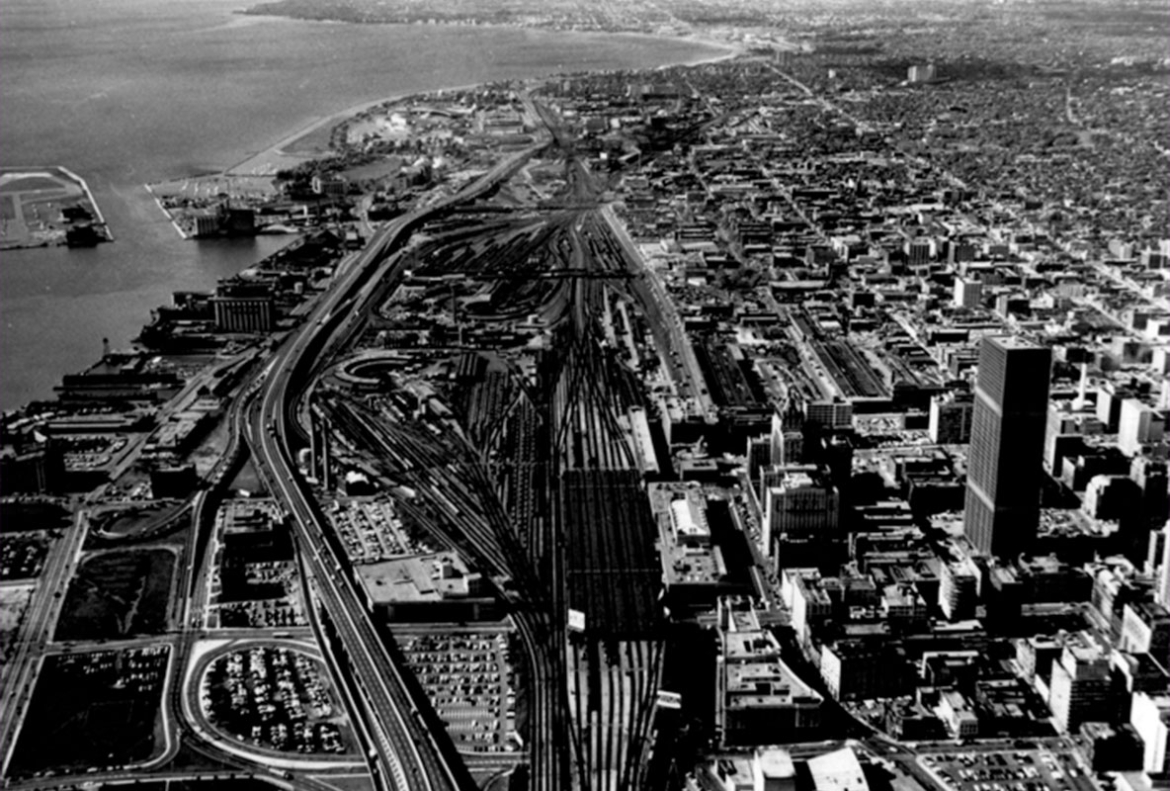 Une vue aérienne de Railway Lands à Toronto, direction ouest, dans les années 1960.