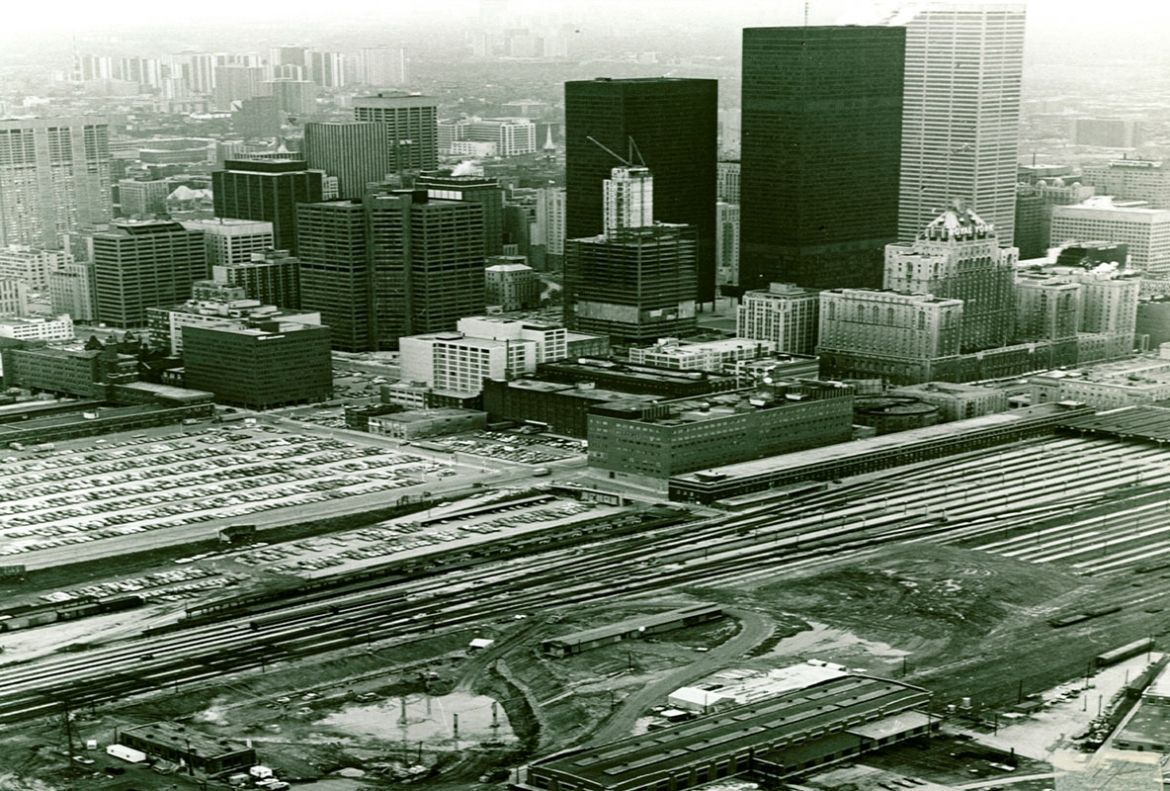 Une vue à vol d’oiseau du chantier de construction de la Tour CN, direction nord-ouest, en mars 1973.