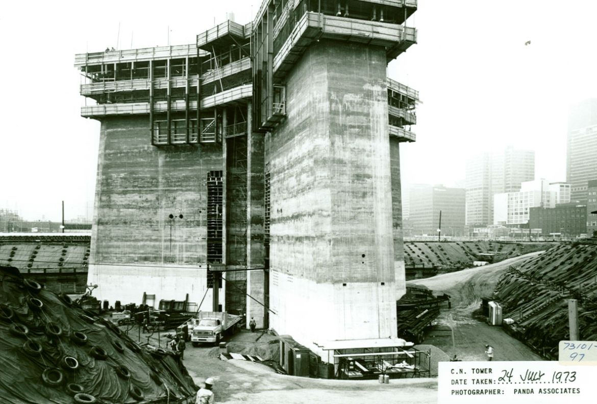 La base de la Tour CN est construite plus haute en juillet 1973.