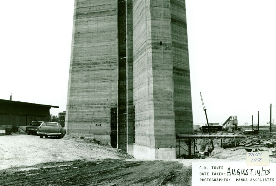 La construction de la Tour CN se poursuit alors que la base atteint une hauteur de plusieurs étages, en août 1973.