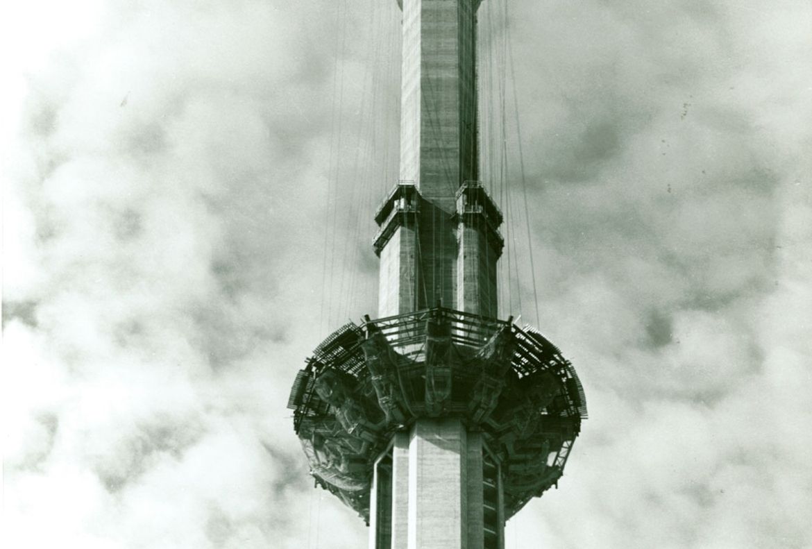 La construction de l’observatoire de la Tour CN commence en août 1974.