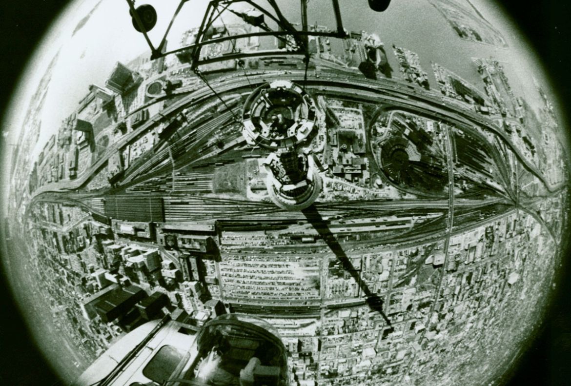Une photo prise d’un hélicoptère à l’aide d’un objectif ultra-grand-angulaire montre l’installation de l’antenne au sommet de la Tour en mars 1975.