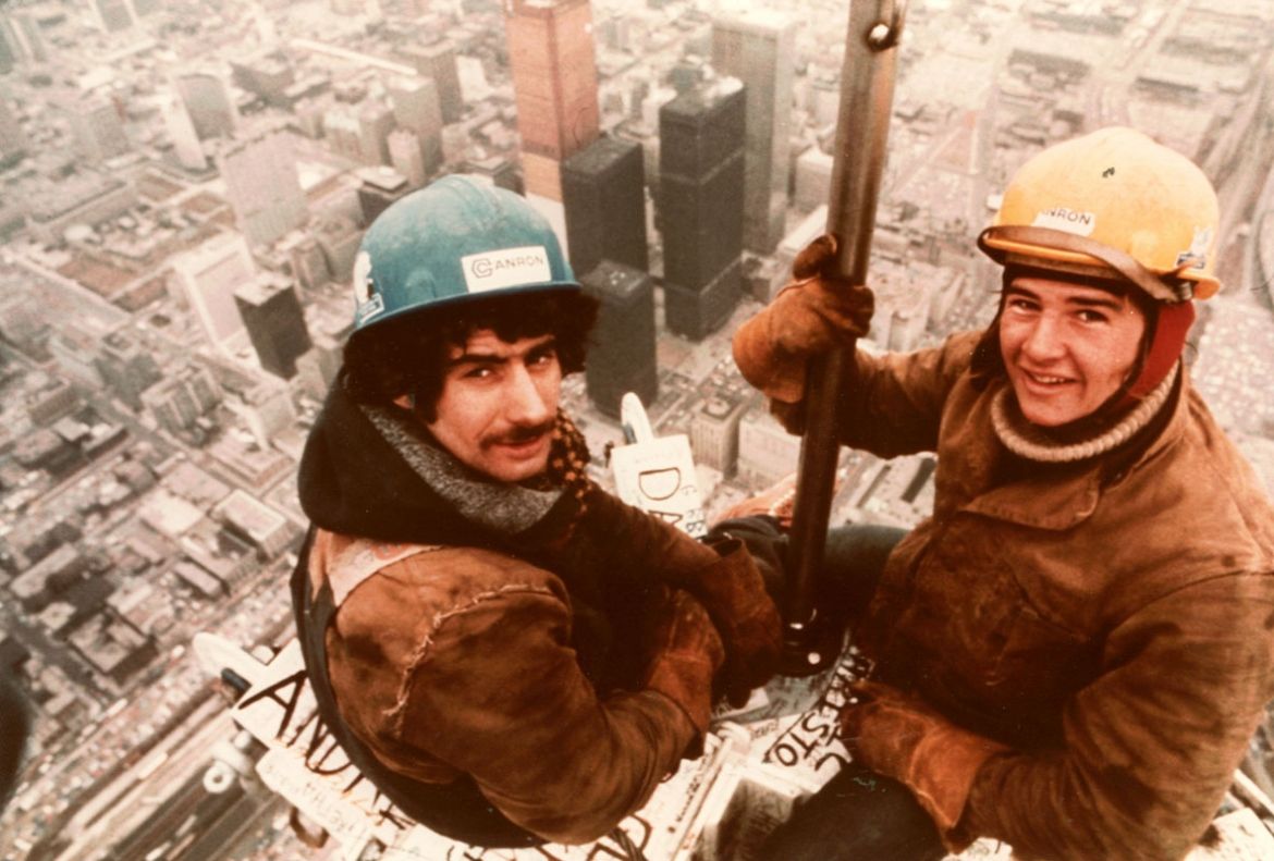 Deux ouvriers au sommet de la Tour CN regardent la ville en avril 1975.