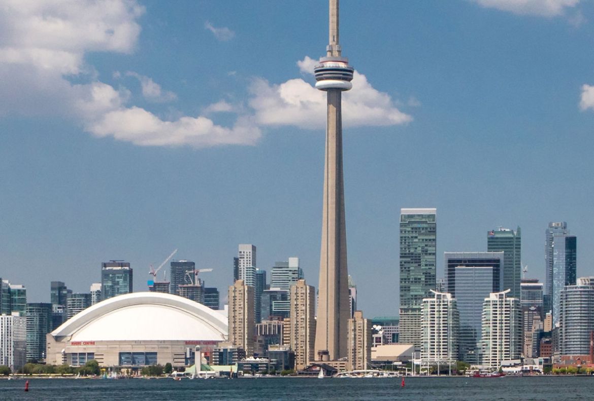 Une vue de l’horizon de la ville de Toronto prise depuis le port de Toronto à l’été 2018, avec la Tour CN bien en évidence.