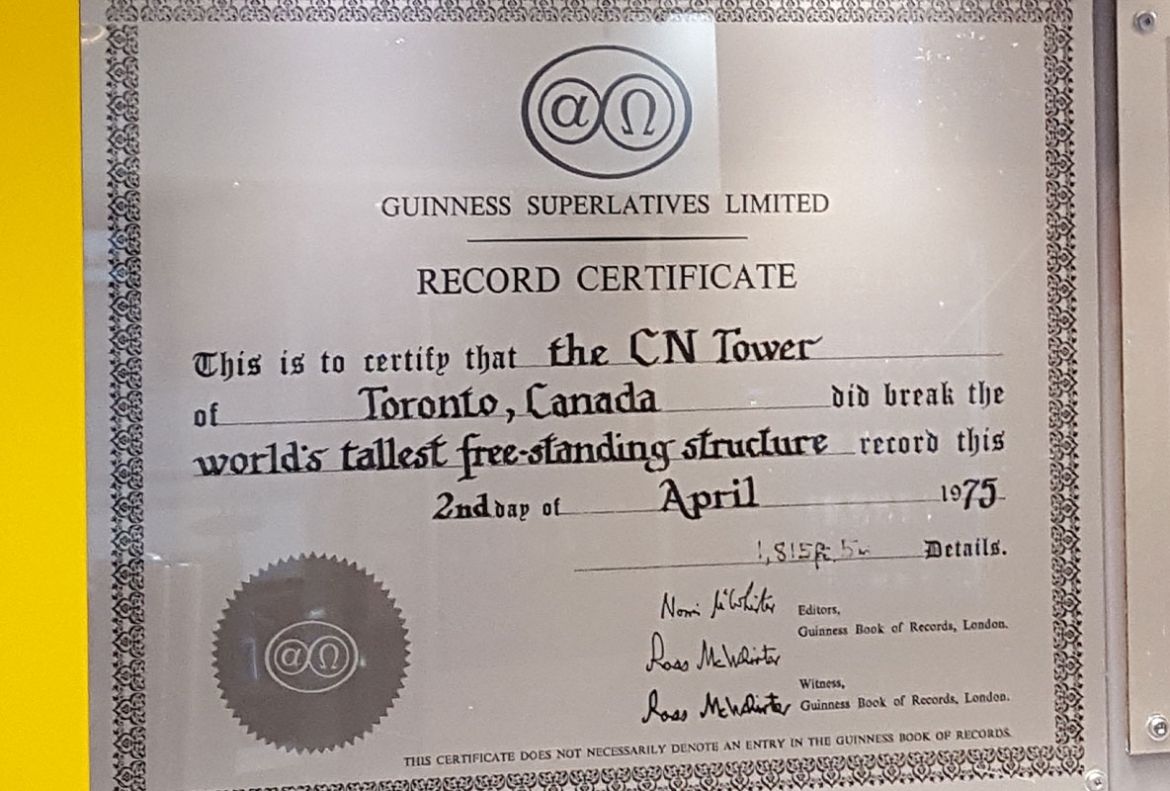 Un certificat du Livre Guinness des records attestant que la Tour CN est devenue la structure autoportante la plus haute du monde le 2 avril 1975.