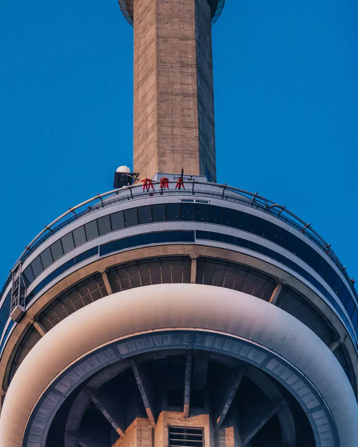 Vue de la nacelle principale de la Tour CN avec un groupe de personnes participant à L’HAUT-DA CIEUX.