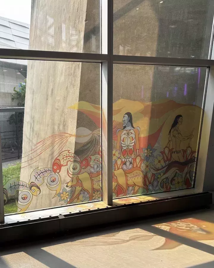 Éléments de la murale intitulée Kiinwin Dabaadjmowin, ou &quot;Notre histoire&quot;, sous forme de collage de fenêtre à la Tour CN.