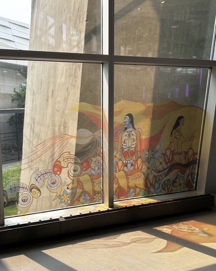 Éléments de la murale intitulée Kiinwin Dabaadjmowin, ou &quot;Notre histoire&quot;, sous forme de collage de fenêtre à la Tour CN.